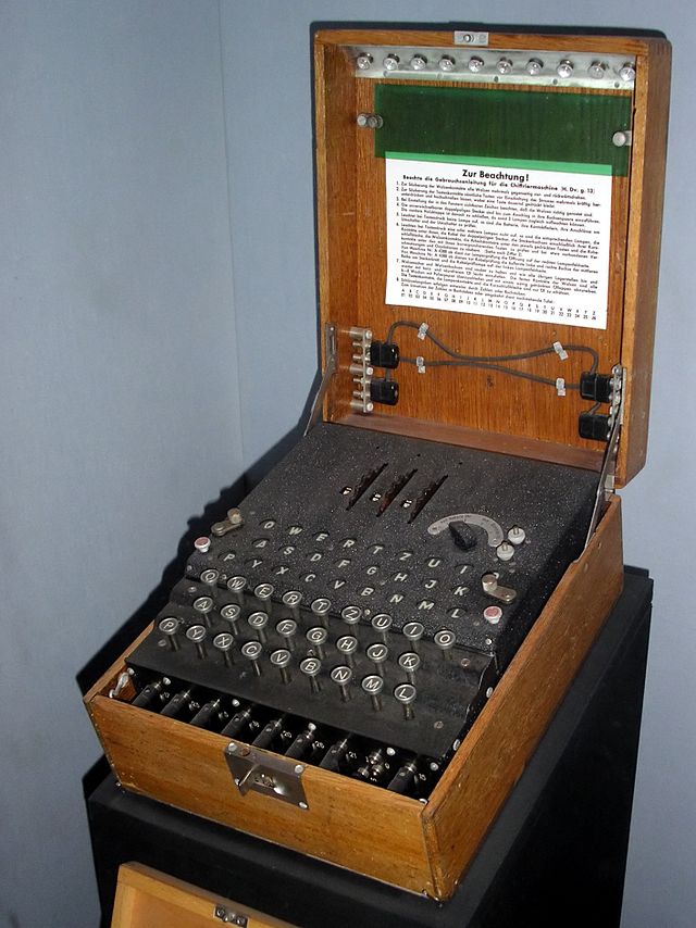 640px-EnigmaMachine.jpg