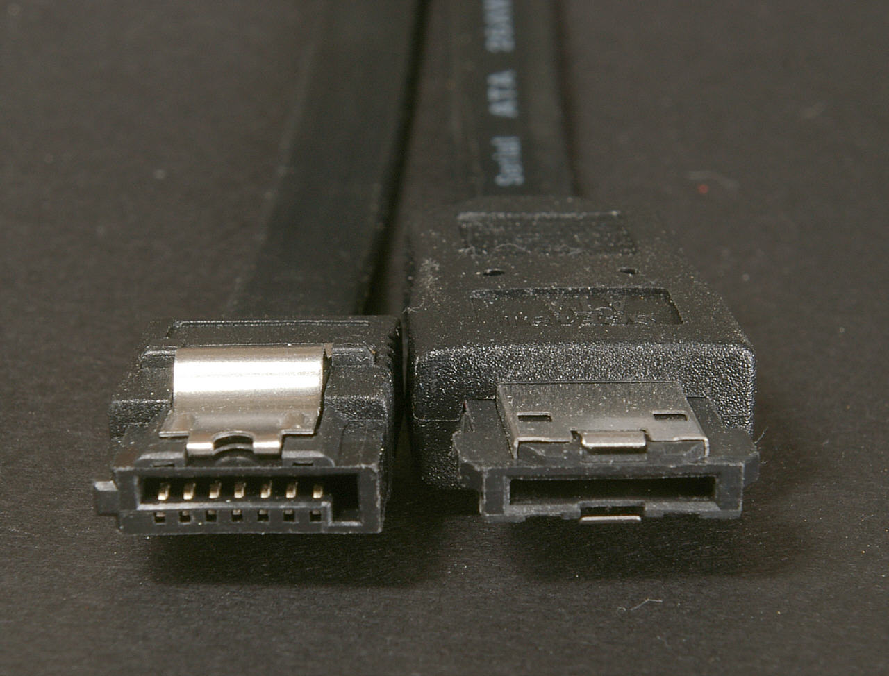SATA2_und_eSATA-Stecker.jpg